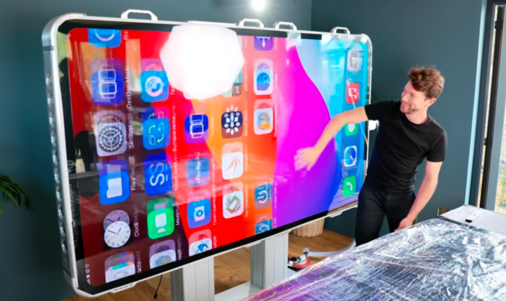 lifehackvideos-DIY-building-the-largest-iphone